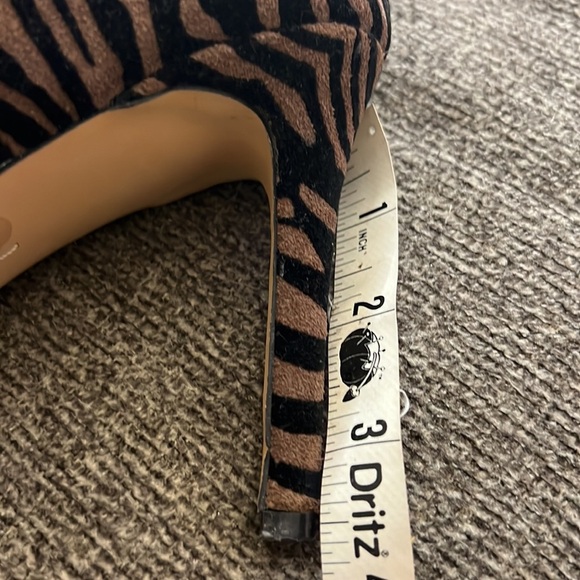 VINCE CAMUTO SAVILLA
MOCHA TEXTURED ZEBRA
HEELS SIZE 7.5 - Picture 13 of 14